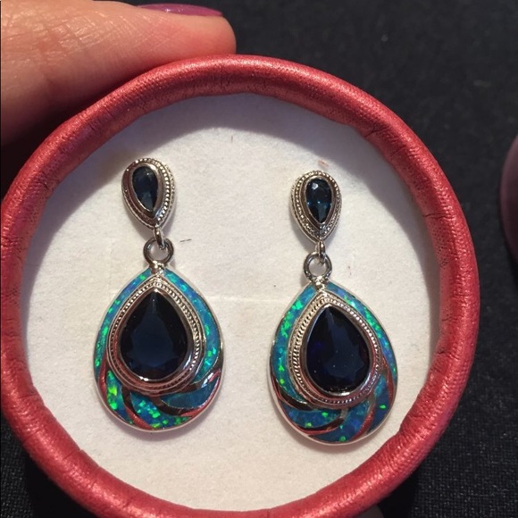 Gorgeous Dangling Earrings - Picture 5 of 7